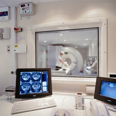 펀칭 Mri 방 Rf는 창문을 프레임과 놋쇠 메쉬 내부로 차폐했습니다
